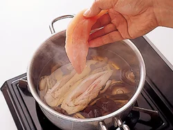きのことささ身はゆでたらトングなどで取り出して、メインのおかずに。