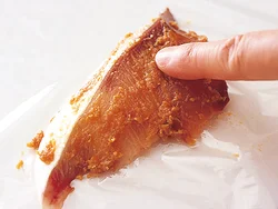 ぶりにみそを薄くぬってラップで包んでおけば、味がしみこんでいるので、帰ったら焼くだけでOK。