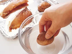 しいたけは水にくぐらせるとぱさつかずに、ぶりと同時に焼き上がる。