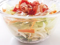 炒める順番とは逆に野菜を重ね、最後の豚肉をのせるとき、ラップを１枚はさむ。このまま冷蔵庫に入れておけば、帰ってきたら炒めるだけ。