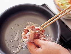 にんにくやしょうがは、みじん切りにして冷凍しておくと便利。冷たい油から入れてOK。豚肉はラップごとに手に取れば汚れないので、調理がスムーズに。