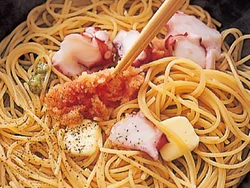 ゆで上がったスパゲッティの余熱で、たこ、たらこにも少しだけ火を通す。