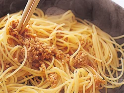 なめたけと納豆はスパゲッティが熱いうちに混ぜると味がからみやすい。