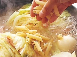 ペンネ以外の材料を先に煮ておき、ペンネのゆで時間分さらに煮て仕上げる。