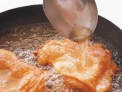 口が広いフライパンを使うと揚げやすい。玉じゃくしで油をすくってかけながら揚げる。