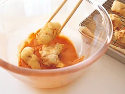 マヨネーズとケチャップに、豆板醤を混ぜてピリ辛味のソースに。とり肉が揚がったら、熱いうちにからめて。