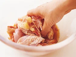下味ににんにくを混ぜ、風味よく仕上げる。これで、たれとの相性もバッチリ。