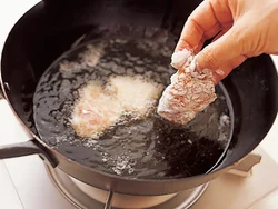 卵白などをもみ込んだとり肉に、片栗粉をしっかりまぶして揚げる。こうすると、つゆがよくからまっておいしく仕上がる。