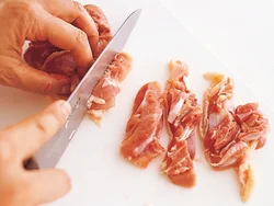 とり肉は、縦半分に切ったあと、端から斜めに細長い形に切ると、あんがからみやすい。