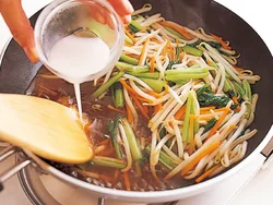 野菜は、肉に合わせて細長く切る。オイスターソースも加えて調味したスープで野菜の歯ごたえが残るようにさっと煮て、水溶き片栗粉でとじる。