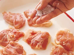 大きく切ると皮がはがれないので、皮がカリッとした食感に。しょうゆで下味をつけると早く色がつき、中まで火が通っているかわかりにくくなるので、塩味で下味を。じっくりと揚げれば、表面はカリカリ、中はジューシーなから揚げに。