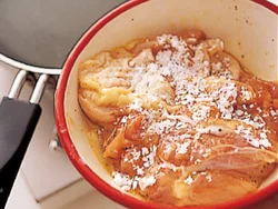 卵をからめると肉汁を閉じ込めてふわっとした食感に。表面は片栗粉のカリッとした食感、中は卵のふわっとした食感と肉汁のうまみでよりおいしくなる。