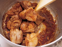 とり肉に酒、砂糖、しょうゆをからめながら炒める。こうすることで調味料がカラメル状になるので、煮上がりに照りが出る。