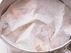 煮汁はしいたけのもどし汁と水を合わせて１カップだけでよい。少なく感じるが、落としぶたをすることで全体に蒸気が回り、火が通る。また、煮汁が少ないことで調味料がからみやすくなり、つやがある煮ものに仕上がる。