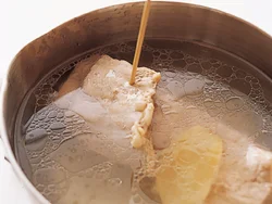 脂身と赤身が均等に交互になっていると、見た目もきれいで、箸で切れやすい角煮に仕上がる。調味料は肉をかたくするので、やわらかくなるまでゆでてから、調味料を加えて。竹串を刺して、抵抗感がなく、スーッと通るまでゆでるのが目安。