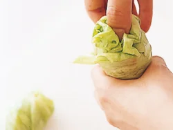 ひき肉だねを作ったりする必要はなし。豚こま切れ肉は切る必要もなく、塩、こしょうをふって、切り取った、キャベツの軸と一緒に包むだけてよい。右端だけ折り込んでくるくる包んだら、左端の部分は中によく押し込んで、俵形にする。巻き終わりをようじで留める必要がない。