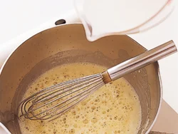 バターに小麦粉がよくなじんで、ふつふつと気泡がでてきたところに、温めた牛乳を加えれば、だまのないホワイトソースができる。小麦粉とバターがあまりなじんでいなかったり、牛乳が冷たかったり、少しずつ加えたりすると、だまができるので注意。