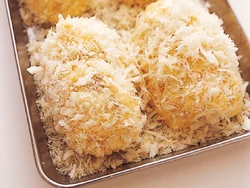 パン粉をつけたら再び冷蔵庫で冷やして。よく冷やしておくと、扱いやすい。俵形に形を整えて、静かに揚げ油に入れて。
