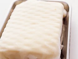 豆腐は作業を始めるいちばん最初に水きりをしはじめて。材料をみじん切りにしている間に水がきれて扱いやすくなる。