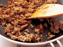 ひき肉がポロポロになるまで炒めたら豆板醤、みそ、にんにく、しょうが、酒、しょうゆの順に加えて炒めていくだけ。