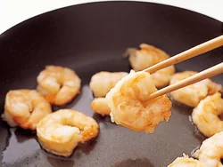 多めの油で焼いて、えびの色が赤く変わったら一度取り出す。一度取り出すと加熱しすぎないのでかたくならず、えびのプリプリの食感が保てる。