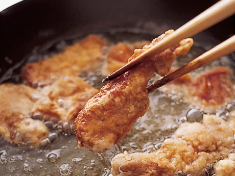 豚肉はしっかりと揚げ色がつくまで揚げてから取り出し、最後に甘酢あんをからめる。しっかり揚げておけば、甘酢あんをからめてもカリッとした食感と、ジュワッとした豚肉が味わえる。