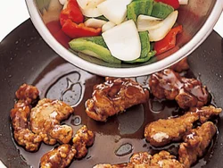 豚肉の次に野菜もいためては取り出し、最後に甘酢あんをからめる。こうすると１つのフライパンでOK。豚肉はカリッと、野菜はシャキッとした仕上がりに。