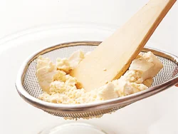 豆腐はよく水をきっておかないと、あとから水が出るので、しっかり水きりして。ざるでこすとき、下のボウルに練りごまを入れておくと、あとの作業がしやすい。