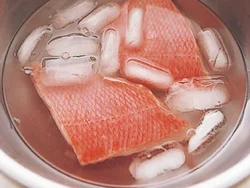 氷水に塩を入れてその中に魚の切り身を入れることで、魚の身がしまり、汚れが取れる。