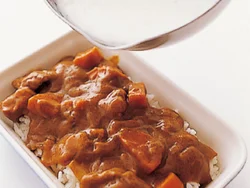 片栗粉でとろみをつけた牛乳ソースをかけると、マイルドになるので辛いカレーでもやさしい味に。
