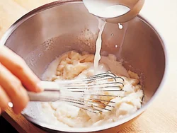 ホワイトソース缶は濃厚なので、牛乳でのばして使う。牛乳を少しずつ加えるとだまにならない。