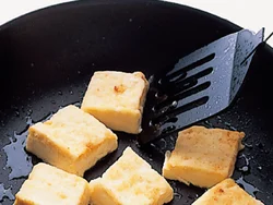 豆腐は、片栗粉をまぶして少し多めの油で表面を焼きつけると、こうばしく、ふっくらと仕上がる。
