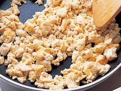豆腐は、水分をとばしながらポロポロになるまで炒めておくと。しっかりした食感が楽しめる。