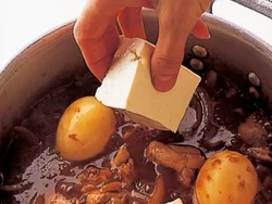 ドミグラスソースにみそを混ぜると、風味がよくなり、豆腐に合う味になる。豆腐を加えたらソースにとろみがつくまで煮る。