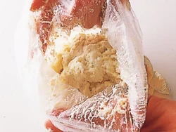 はんぺんと豆腐は、ポリ袋に入れてもむと、たねが手につかず、混ぜやすい。揚げると一回り大きくふくらむので、成形は程よいサイズに。