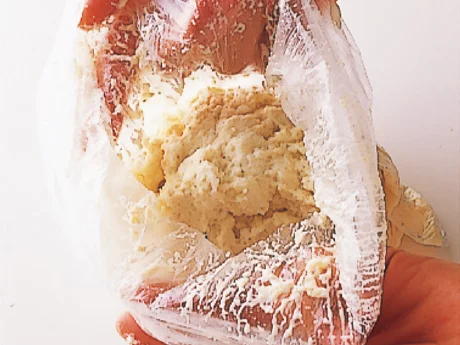 はんぺんと豆腐は、ポリ袋に入れてもむと、たねが手につかず、混ぜやすい。揚げると一回り大きくふくらむので、成形は程よいサイズに。
