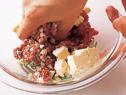ハンバーグだねの材料は、豆腐、ひき肉、長ねぎ、調味料といたってシンプル。豆腐を加えることで、かたくならず、ふっくら焼き上がる。