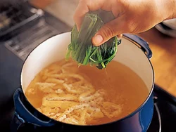 ほうれん草は温める程度にしたいので、煮汁に加えてさっと煮るだけ。