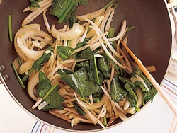 野菜は炒めるだけ、豚肉にみそだれをからめてのせるだけだから味つけ簡単。