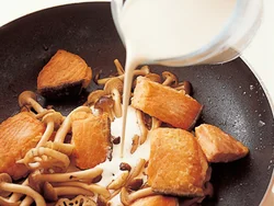 鮭と野菜を一緒に煮立てれば、早く火が通る。