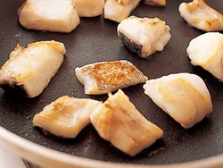 たらを焼くときには調味の必要がない。小松菜のあんをからめながらたべて。