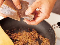 こんにゃくと豆腐は、手でちぎると手早くて、断面に味がしみこみやすい。