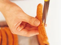 キッチンばさみでソーセージに切り目を入れると早く火が通る。白菜は軸と葉に分けて時間差で加熱。