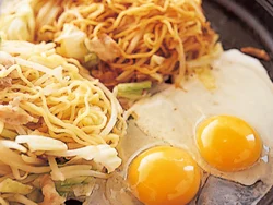 マヨネーズ、削りがつお、青のり、紅しょうがを添えて、薬味としてかけながら食べるのも楽しい。