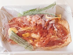 とり肉にしょうが。ねぎをのせ、酒をかけて塩をふり、ラップをかけて加熱する。しょうがやねぎは、皮や端など捨てるところでOK。