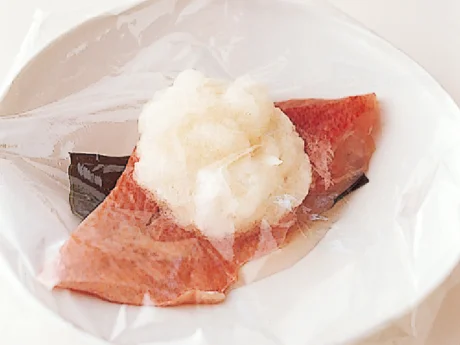 昆布、金目鯛、かぶの順に重ねてラップをかける。加熱すると、かぶと卵白を混ぜたものが、ふんわり固まる。