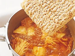 インスタントラーメンは麺をくずさずにそのまま加える。器に盛ってからチーズをのせる。