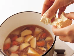 根菜汁は仕上げに豆腐、調味料を加える