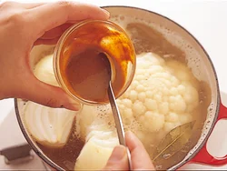 カレーはだまにならないように、湯で溶いてから加える
