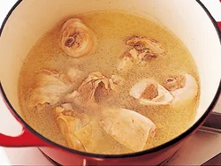 とり骨つき肉は約30分煮るとやわらかに